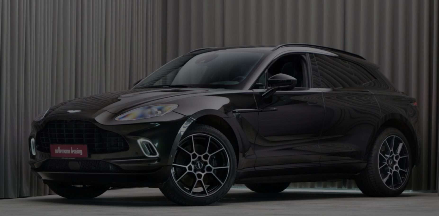 Aston Martin DBX hero